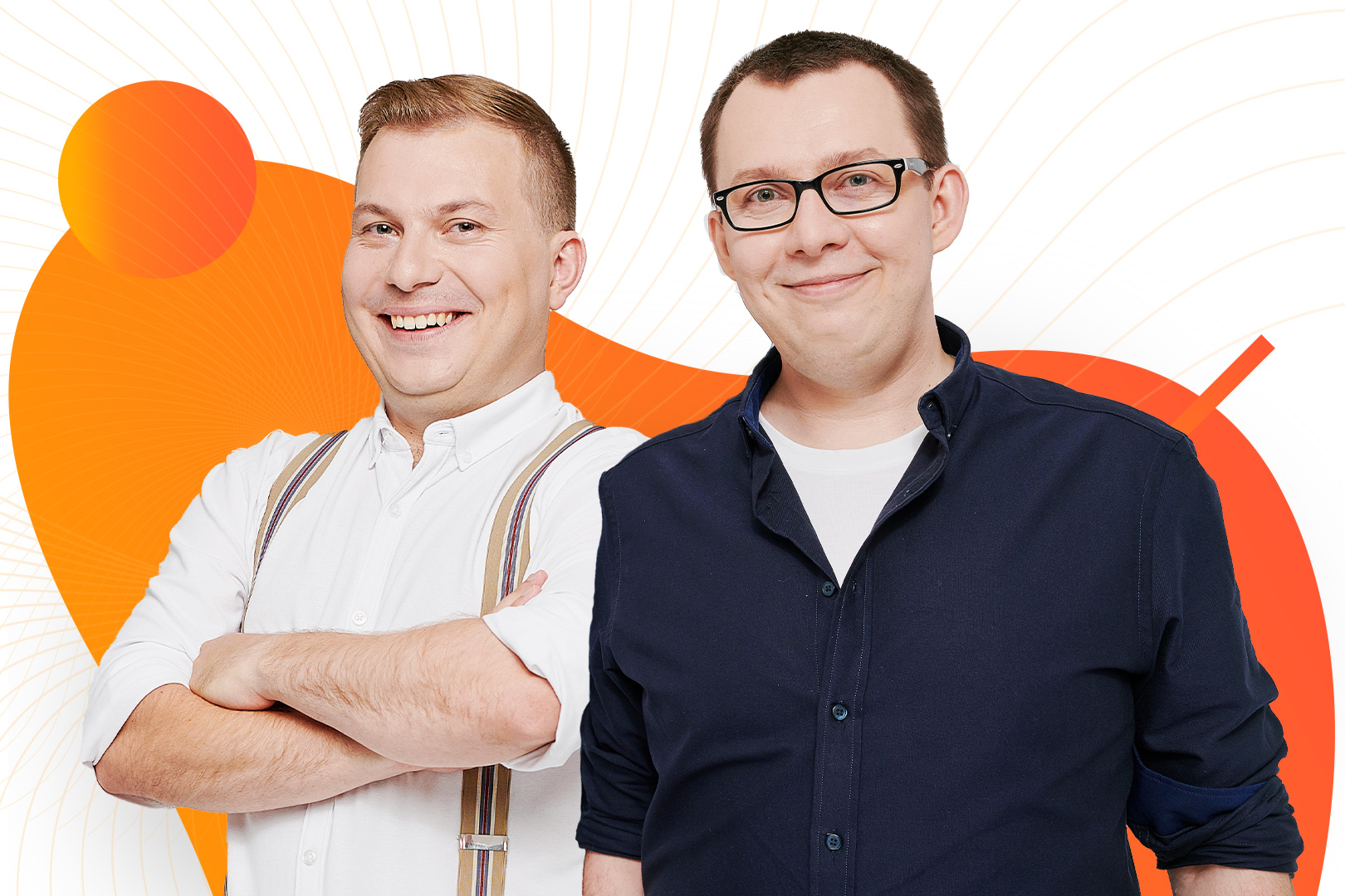 Dwóch mężczyzn stoi obok siebie na jasnym tle z pomarańczową grafiką; obaj uśmiechają się do obiektywu, jeden ma założone ręce i koszulę z szelkami, drugi nosi okulary i ciemną koszulę.
